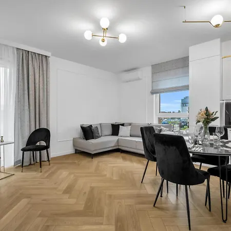 61m2 Wlochy - Parking, Gym, Balcony, Workspace - By Rentujemy *